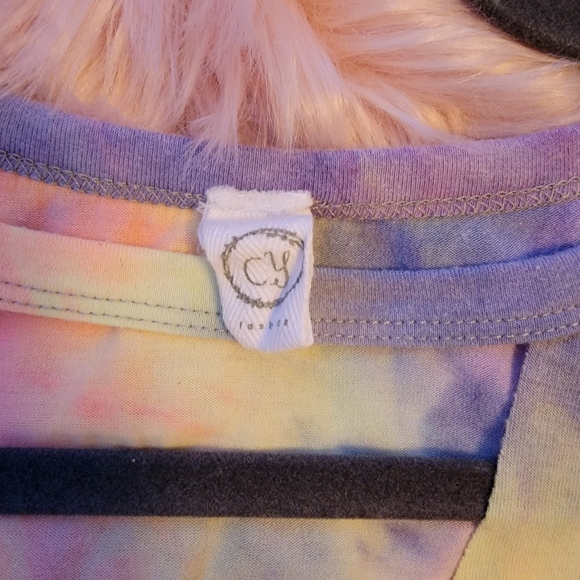 💜4/$25💜 Tie Dye Cutout Top - Picture 3 of 3